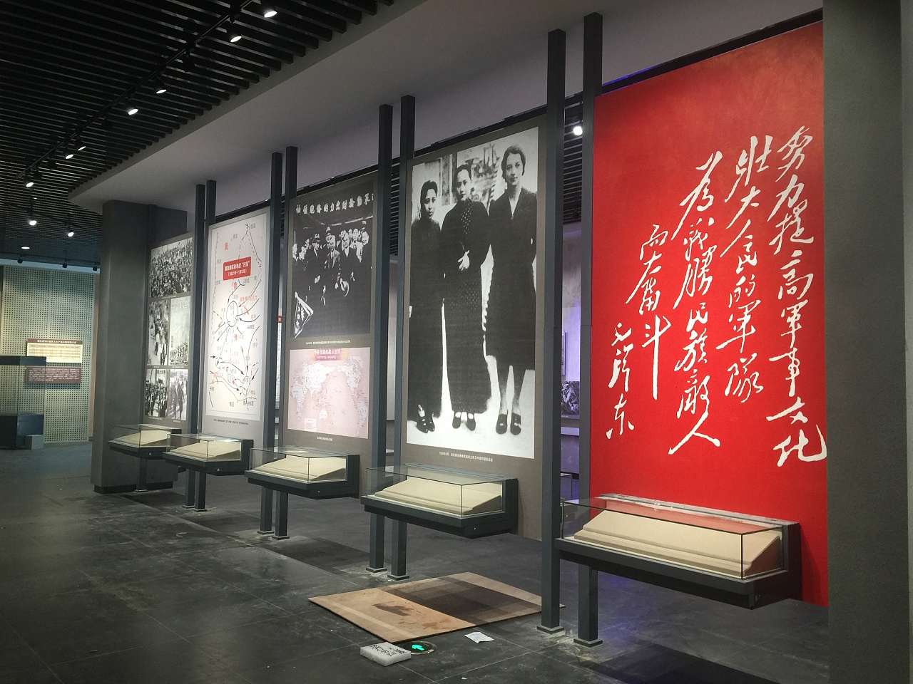 中国革命博物馆和中国历史博物馆建成